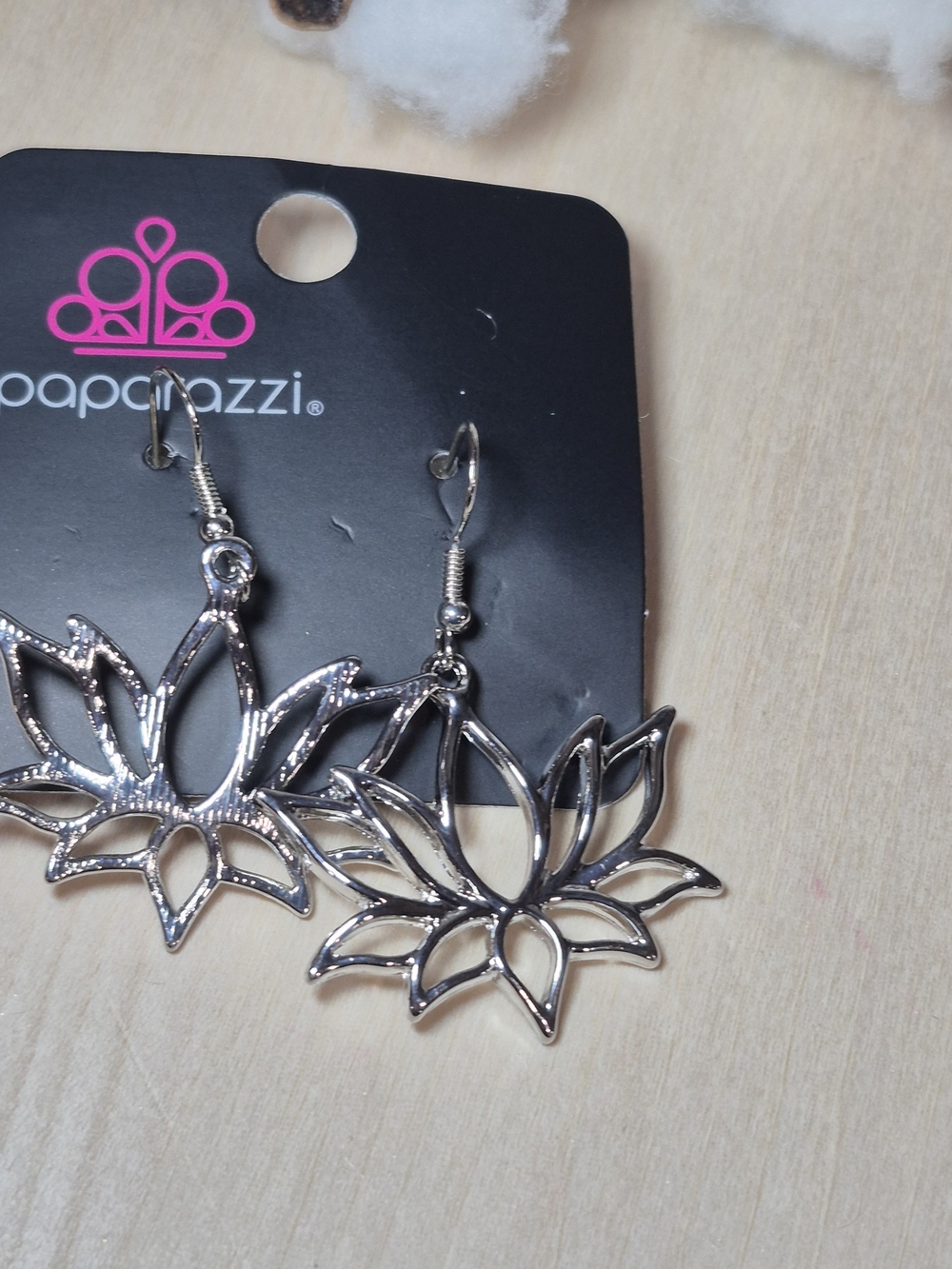 🪷🪷NEW🪷🪷 BEAUTIFUL!! Paparazzi Silver Plated Lotus Drop Dangle Earrings